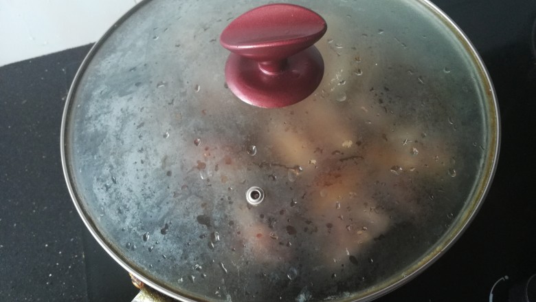 茄汁排骨,盖上锅盖中小火焖煮约40分钟。