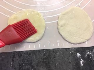肉丝卷饼,一个面团表面刷上色拉油