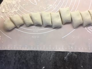 肉丝卷饼,用刀切成大小均匀的小面团