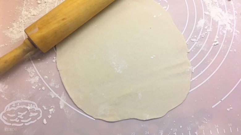 肉丝卷饼,用擀面杖擀成薄面皮
