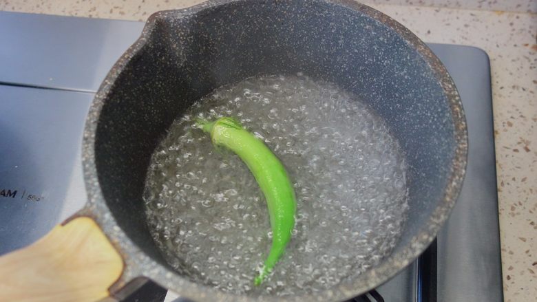 不看会后悔！孩子看到就秒光的高颜值蔬菜做,提前将秋葵放开水里加一点食用油煮一下
