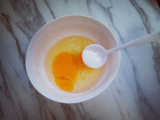 虾仁鸡蛋炒河粉,鸡蛋打在碗里，加入适量盐。