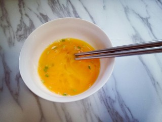 虾仁鸡蛋炒河粉,再加入切碎的葱花，用筷子打散备用，