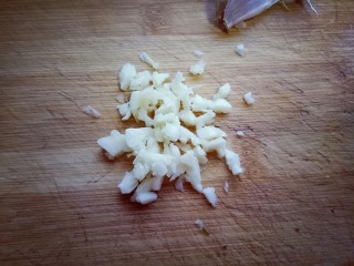 虾仁鸡蛋炒河粉,蒜瓣去皮后切碎。