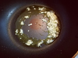 虾仁鸡蛋炒河粉,另起油锅，加入蒜末炒香。