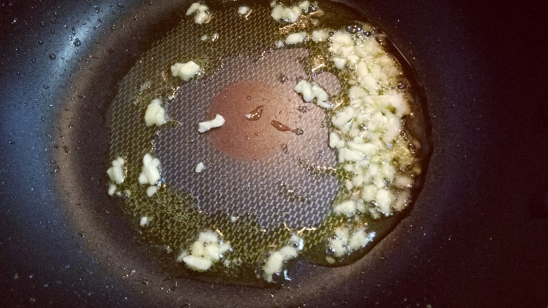 虾仁鸡蛋炒河粉,另起油锅，加入蒜末炒香。
