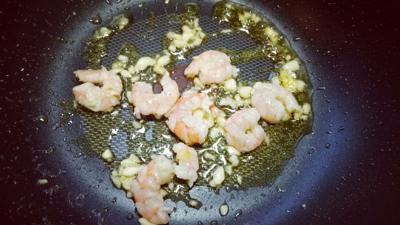 虾仁鸡蛋炒河粉,加入腌制好的虾仁小火煸炒。