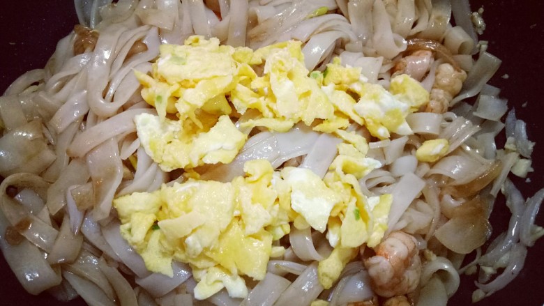 虾仁鸡蛋炒河粉,再加入煎好的鸡蛋。