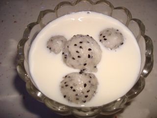 火龙果西米露,将椰奶或者牛奶倒入碗中，用小勺掏出火龙果，加入适量冰糖粉，均匀搅拌