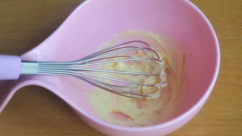 无花果派,.将软化的黄油B用手动打蛋器抽打至乳霜状。