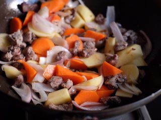 【再添一碗饭】の咖喱牛肉,继续加入胡萝卜快和土豆块，翻炒均匀，全程中小火