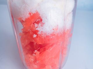 自制滿杯紅柚,將剝好的柚子放入攪拌機加入糖