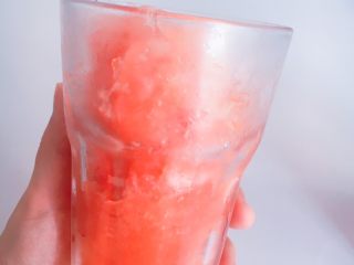 自制滿杯紅柚,將凍好的冰打成冰沙