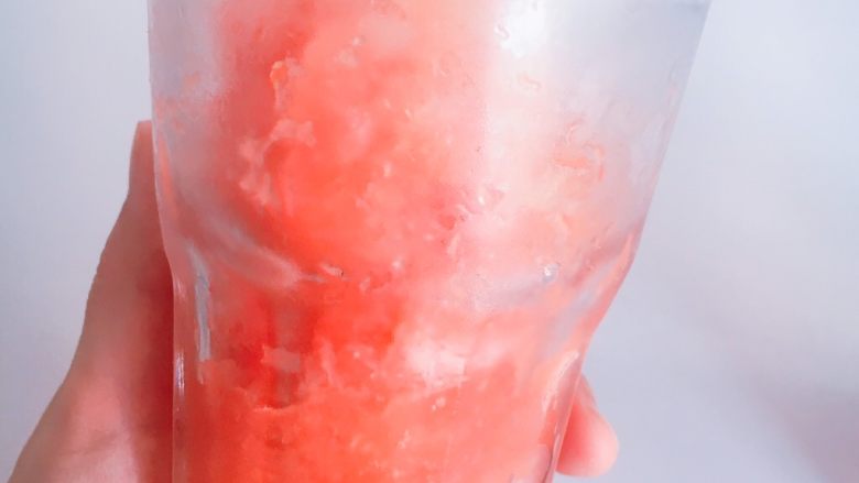 自制满杯红柚,将冻好的冰打成冰沙