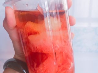 自制滿杯紅柚,加入茶水