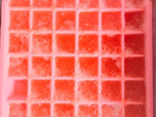 自制滿杯紅柚,將攪打好的液體放入冰盒，放進冰箱冷凍4小時以上