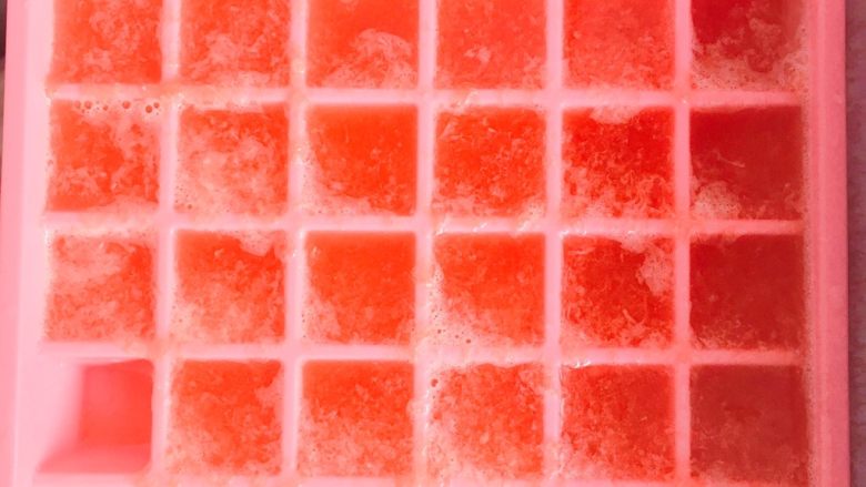自制满杯红柚,将搅打好的液体放入冰盒，放进冰箱冷冻4小时以上