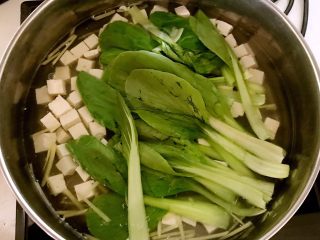 5分钟快手菜  适合减肥的油菜豆腐汤,加入油菜和精盐，烧开即可