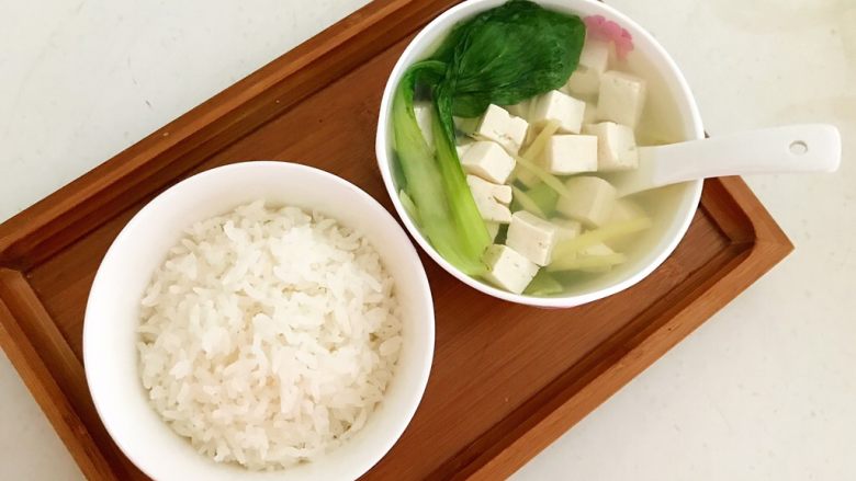 5分钟快手菜  适合减肥的油菜豆腐汤,再配上一碗米饭，齐活了！