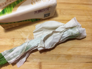 葱香曲奇饼干 ,葱绿用纸巾擦干表面水份。