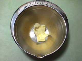 葱香曲奇饼干 ,将黄油放入盆中软化。