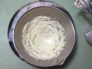 葱香曲奇饼干 ,用电动打蛋器打至黄油颜色变白，体积变大。