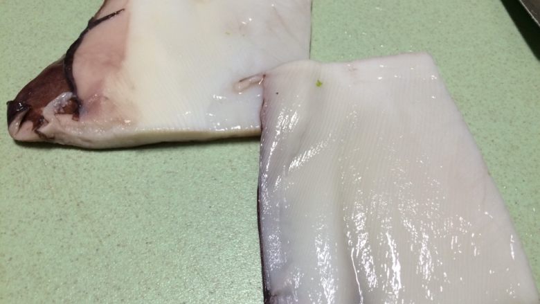 爆炒香辣鱿鱼翅,首先取一块鱿鱼翅横切，片成两片，因为鱿鱼翅比较厚，所以需要片薄一点，切成细条