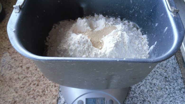 果汁面包, 再放入面粉，最后放入酵母粉。启动和面程序 ,和面30分钟