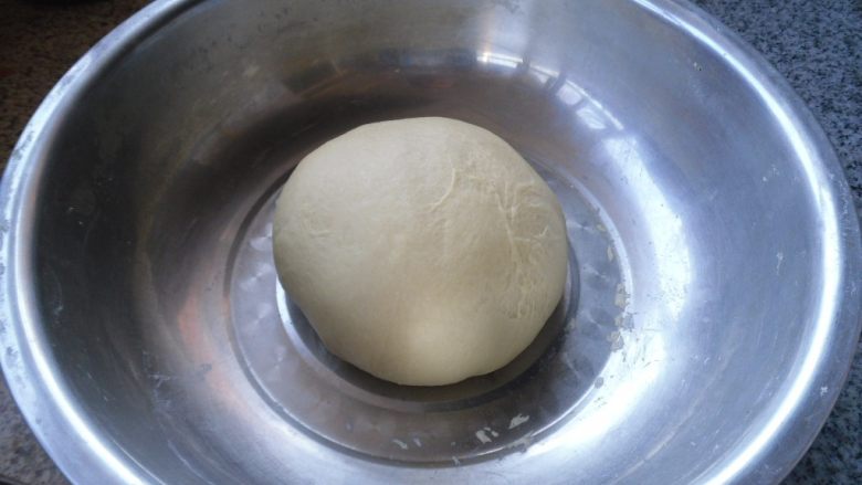 果汁面包, 和面30分钟后、把面团取出团圆，覆盖保鲜膜，进行一次发酵
