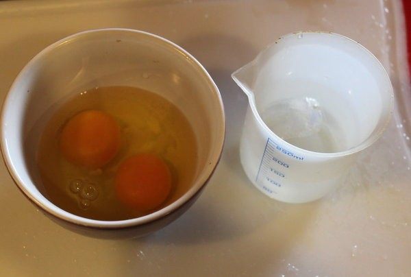 怎麼炸出好吃的天妇罗,调制面糊：
打两颗蛋和准备等量的冰水。
