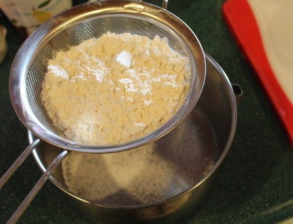 怎麼炸出好吃的天妇罗,将面粉过筛，面粉中筛入空气可使面衣更为酥松清脆。
