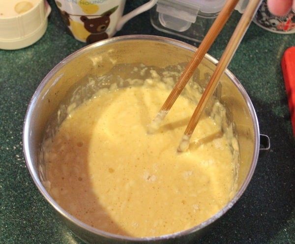 怎麼炸出好吃的天妇罗,用筷子来回划十字，让水蛋汁和面粉充分混合。但不要搅拌过度，以免面糊太过黏稠，炸出来的面衣会变的太硬。搅拌至尚有一点面粉粒在面糊里的程度就可以
