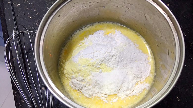 金沙奶黄馅（为月饼季而准备）,倒入中筋面粉，小麦淀粉，全脂奶粉，吉士粉搅拌