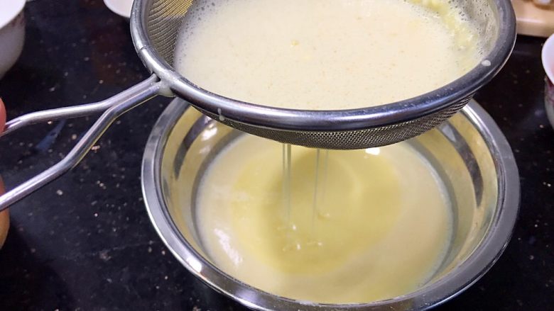 金沙奶黄馅（为月饼季而准备）,过筛两遍备用！