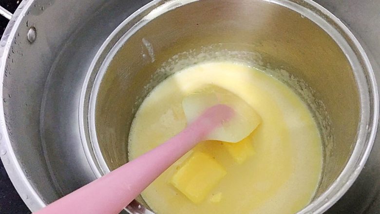 金沙奶黄馅（为月饼季而准备）,锅子中的面糊放入另一个锅子中，隔热水翻炒