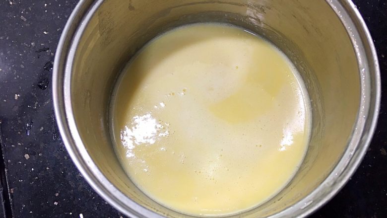 金沙奶黄馅（为月饼季而准备）,过筛后的面糊是很滑的，没有颗粒的。
