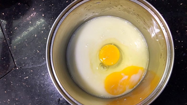 金沙奶黄馅（为月饼季而准备）,牛奶，鸡蛋，细砂糖倒入小锅中，再找一个大点的锅子烧半锅热水。