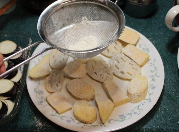 怎麼炸出好吃的天妇罗,为了让面衣黏的紧，可以先将蔬菜和鱼贝类洒上一层薄薄的面粉再沾面糊。