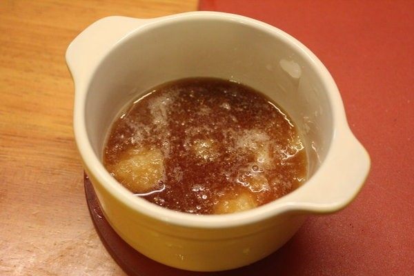 怎麼炸出好吃的天妇罗,沾料的天妇罗酱汁，可以用水200CC+味醂50CC+淡酱油50CC+柴鱼屑大火煮滚后放凉过滤，再加萝卜泥即可。