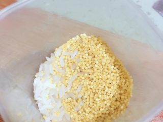 芹菜牛肉蔬菜粥  宝宝辅食10M+
,准备好适量的大米和小米，清洗干净放入电饭煲中。