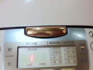 芹菜牛肉蔬菜粥  宝宝辅食10M+
,电饭煲加入煮粥的水，一般锅内有刻度，按下煮粥
