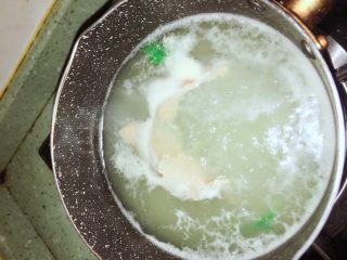 芹菜牛肉蔬菜粥  宝宝辅食10M+
,牛肉放入锅中，煮去血水至煮熟为止