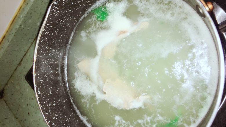 芹菜牛肉蔬菜粥  宝宝辅食10M+
,牛肉放入锅中，煮去血水至煮熟为止