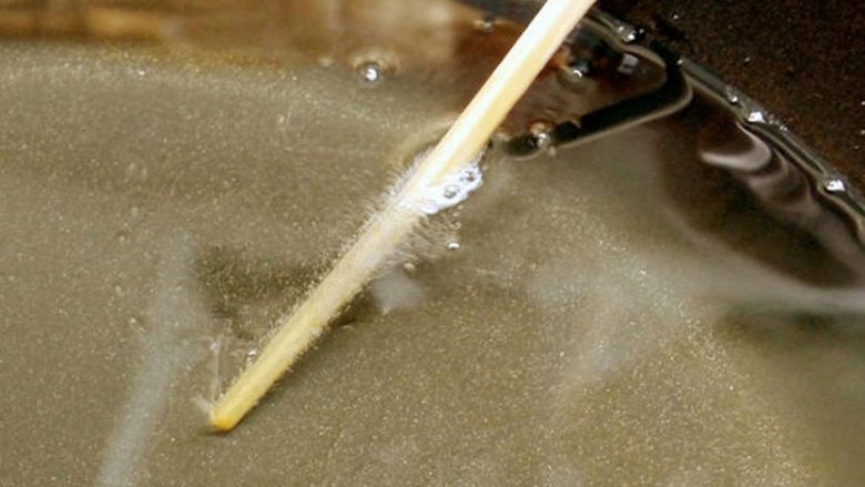 怎麼炸出好吃的天妇罗,蔬菜需低温慢炸，一般以160-170℃油温为佳。就是将筷子放入油中，很快起小水泡就是。鱼贝类则要用180℃高温炸，筷子放入会产生大水泡的程度