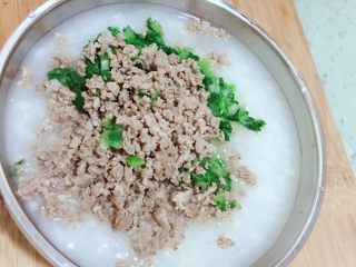 芹菜牛肉蔬菜粥  宝宝辅食10M+
,乘一碗粥加入肉末菜沫