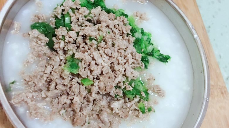 芹菜牛肉蔬菜粥  宝宝辅食10M+
,乘一碗粥加入肉末菜沫