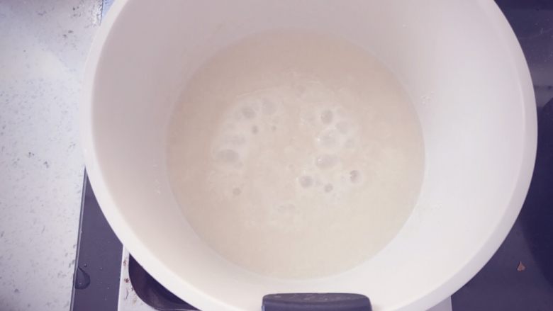 奶香玉米浓汤 宝宝辅食,倒入适量的温水，快速搅拌均匀至糊状