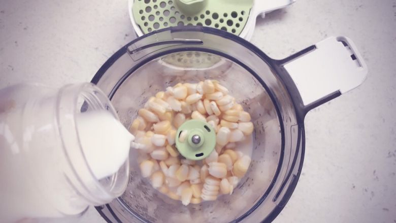 奶香玉米浓汤 宝宝辅食,将玉米粒放入辅食机中，倒入冲泡好的奶粉，一起搅打成泥