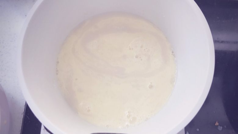 奶香玉米浓汤 宝宝辅食,加入刚刚处理好的玉米汁，搅拌均匀