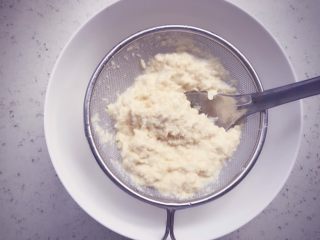 奶香玉米浓汤 宝宝辅食,将搅打好的玉米泥用网筛过筛